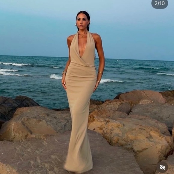 Zara beige Halter neck woman’s dress
Shell-shaped metal appliqué size medium - Picture 12 of 12